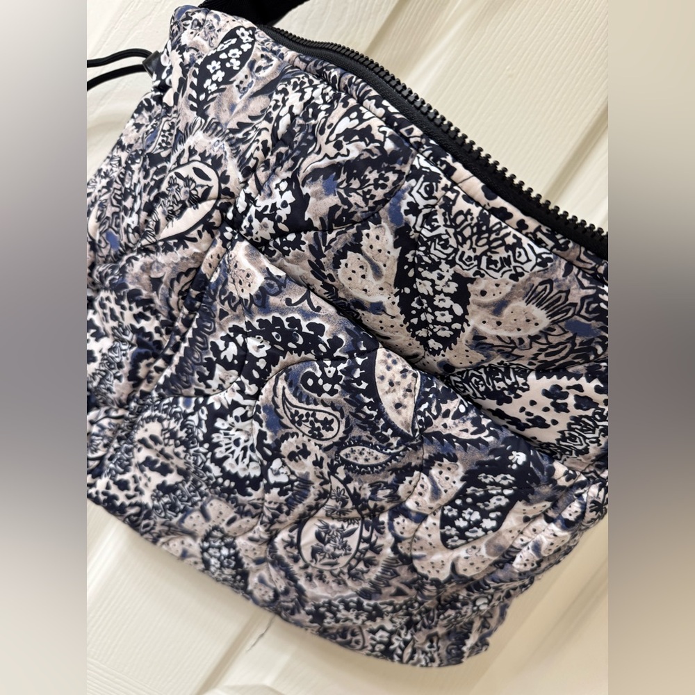 EUC Vera Bradley Featherweight Crossbody